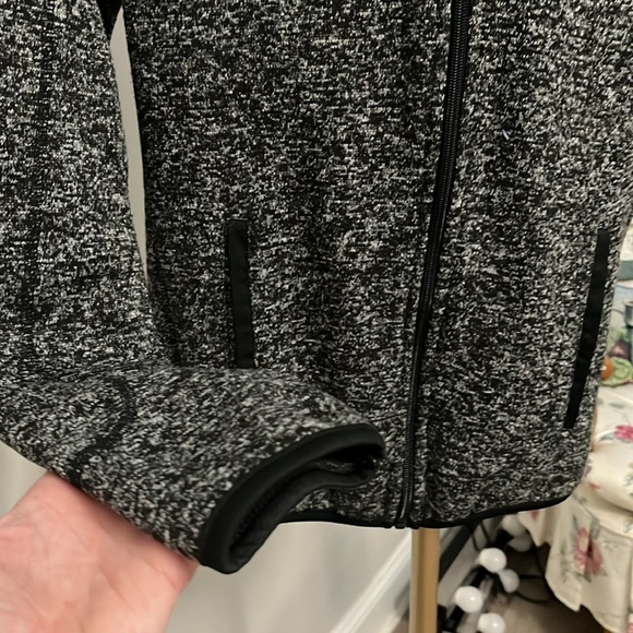 Women’s size small, avalanche, full zip - Picture 3 of 7